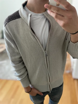 Beige ziptröja med mockadetaljer - Skriv vid funderingar!