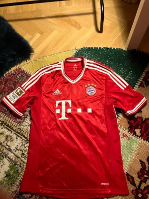 Bayern München hemmatröja 2013/2014 - Säljer denna slitna Bayern München hemmatröjan från säsongen 2013/2014 med Mario GÖTZE på ryggen 
