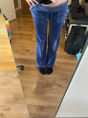 Juicy couture byxor  - Ett par blåa juicy couture byxor i jättebra skick. De är insydda nere vid fötterna (se på bild 5) då de var för långa för mig, men det syns inte när de är på. Jag är 162 cm lång 💕