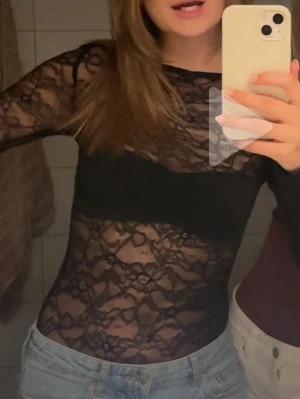 Spetsbody - Spetsbody fr gina. Använd en gång men råkade ta sönder den lite i armhålan så d e ett litet hål men absl inget man ser elr tänker på!! Se sista bild!!!!