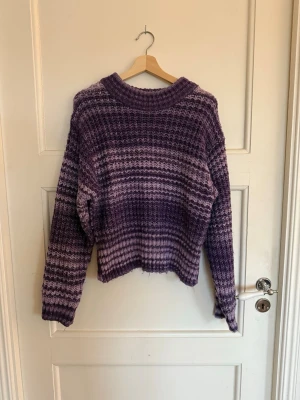 Lila stickad tröja med mönster - Köpt på vinted men passade tyvärr inte mig riktigt. Den är lite nopprig men det går nog att fixa!!🥰