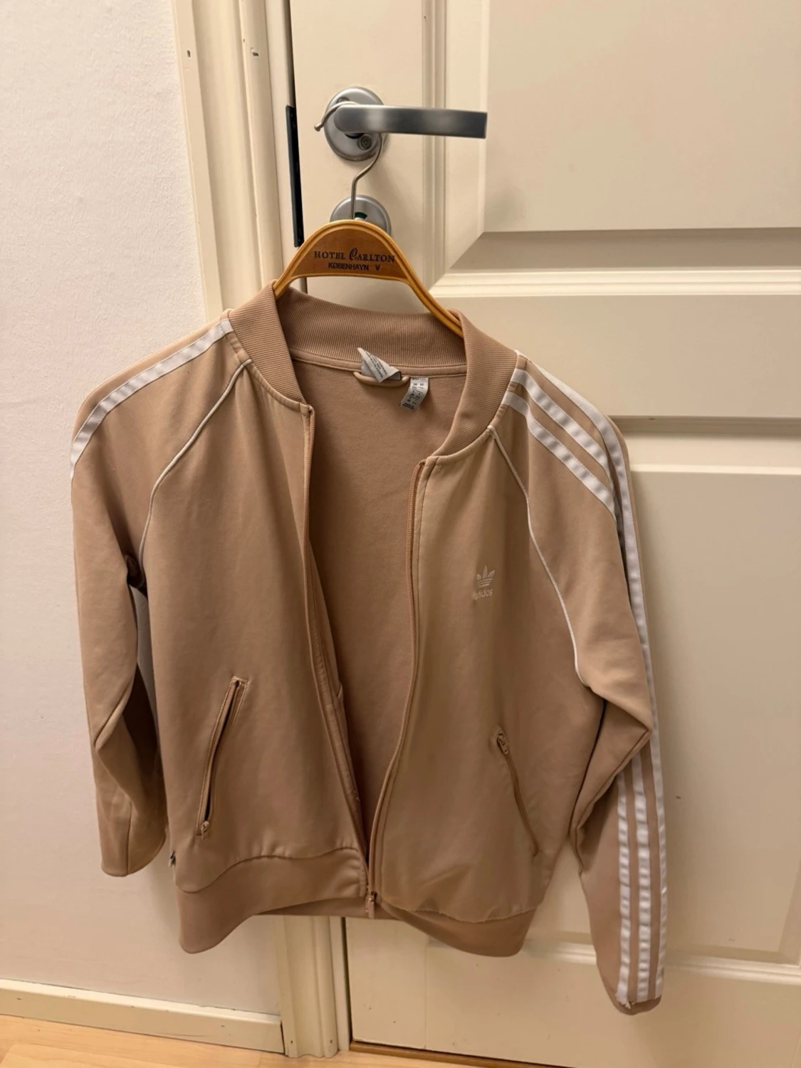 Beige Adidas ziptröja med ränder