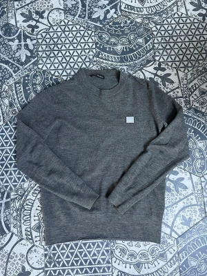 Acne Studios - Nalon Face tröja - Otroligt skön stickad tröja från Acne Studios! | Bra skick! Endast ett hål i armhålan (se bild 5) och lagat hål på ryggen (se bild 6), inget märkbart vid användning! | Nypris: 3,799 SEK | Vid frågor eller funderingar finns jag i DM! 📩 Mvh CVB Closet