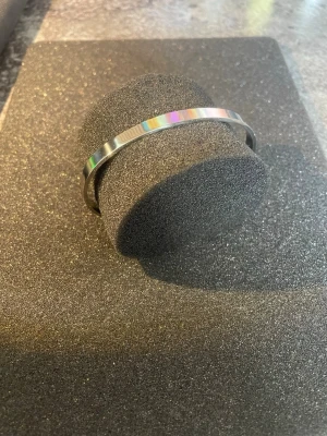 Silvrigt stilrent armband i metall - Snyggt och minimalistiskt armband i silverfärgad metall. Armbandet har en slät, blank yta och en klassisk rund form som passar till många olika stilar. Perfekt accessoar för dig som gillar enkel och modern design.