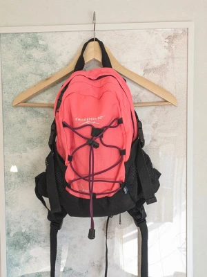 Ryggsäck Swedemount Columbus  - - Exakta rosa färgen är svår att få på bild.  - Smidig liten ryggsäck perfekt för shopping, promenader/skogspromenader mm då man vill ha med sig mindre saker som vattenflaska, plånbok matlåda mm.  - I jättefint skick med få skavanker .  En liten fläck finns på väskan som jag ej har testat att ta bort.  Det finns lite ludd/nopper som lätt tas bort med noppmaskin och lite skav finns på dragkedjelöpare .  - Jag kan ha missat någon miniskavank men jag har försökt att granska så gott det går