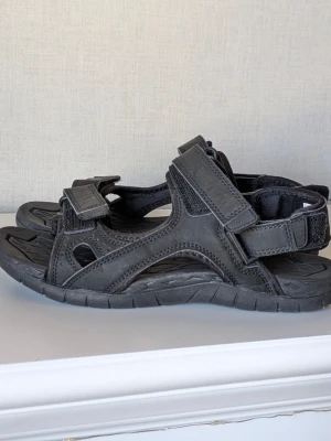 Sandaler Walkingsandaler Storlek 37 - - Passar både dam & barn.  - Supersköna mjuka sandaler från Stormberg.  - Superbra kardborre och justerbar över hela foten .  - Använda ett fåtal ggr av sonen under juli/augusti förra året så de är i jättefint skick.  Det finns lite smuts bla under sandaler då de bara är snabbrengjorda.  - justerbar på 2 ställen baktill.  -Liten liten skavank finns längst fram vid ena tån se extrabilderna för att se skick.