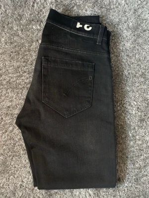 Dondup George  - Säljer ett par otroligt snygga dondup jeans i modellen George! Otroligt snygg färg, storlek 31! Mycket bra skick, hör av er vid minsta fundering!