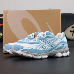 Asics gel Nyc blå vita - Perfekt inför sommaren helt nya, storlek 39-46 finns inne. Hör av er snabbt 💨 