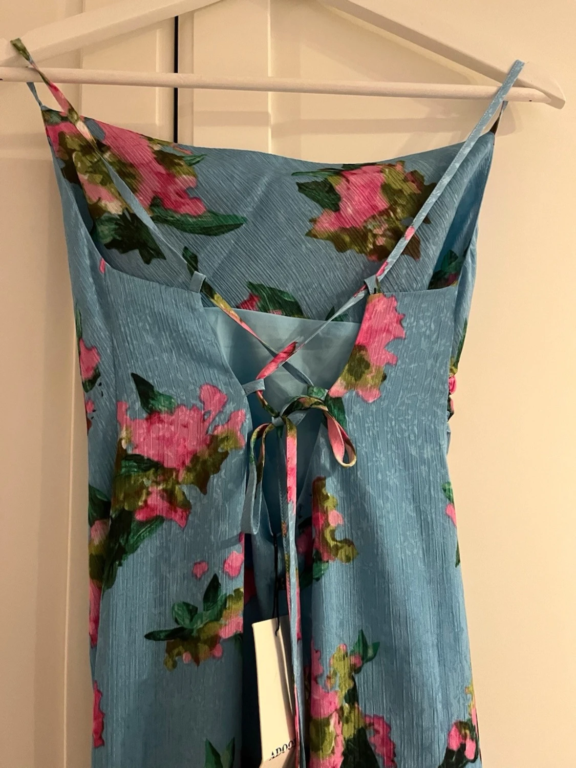 Blommig blå långklänning med snörning från Adoore - 1