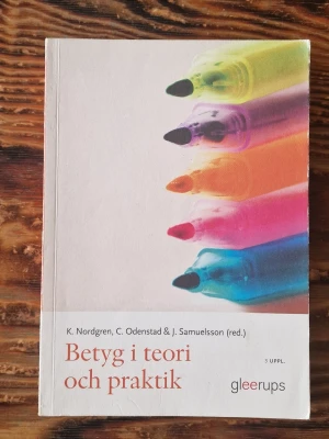 Betyg i teori och praktik - Kursbok skriven av K. Nordgren, C. Odenstad & J. Samuelsson. Boken tar upp ämnesdidaktiska perspektiv på bedömning i grundskola och gymnasium. Perfekt för lärarstudenter och pedagoger.
