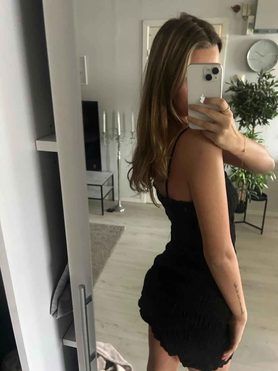 Svart kort klänning med smala axelband