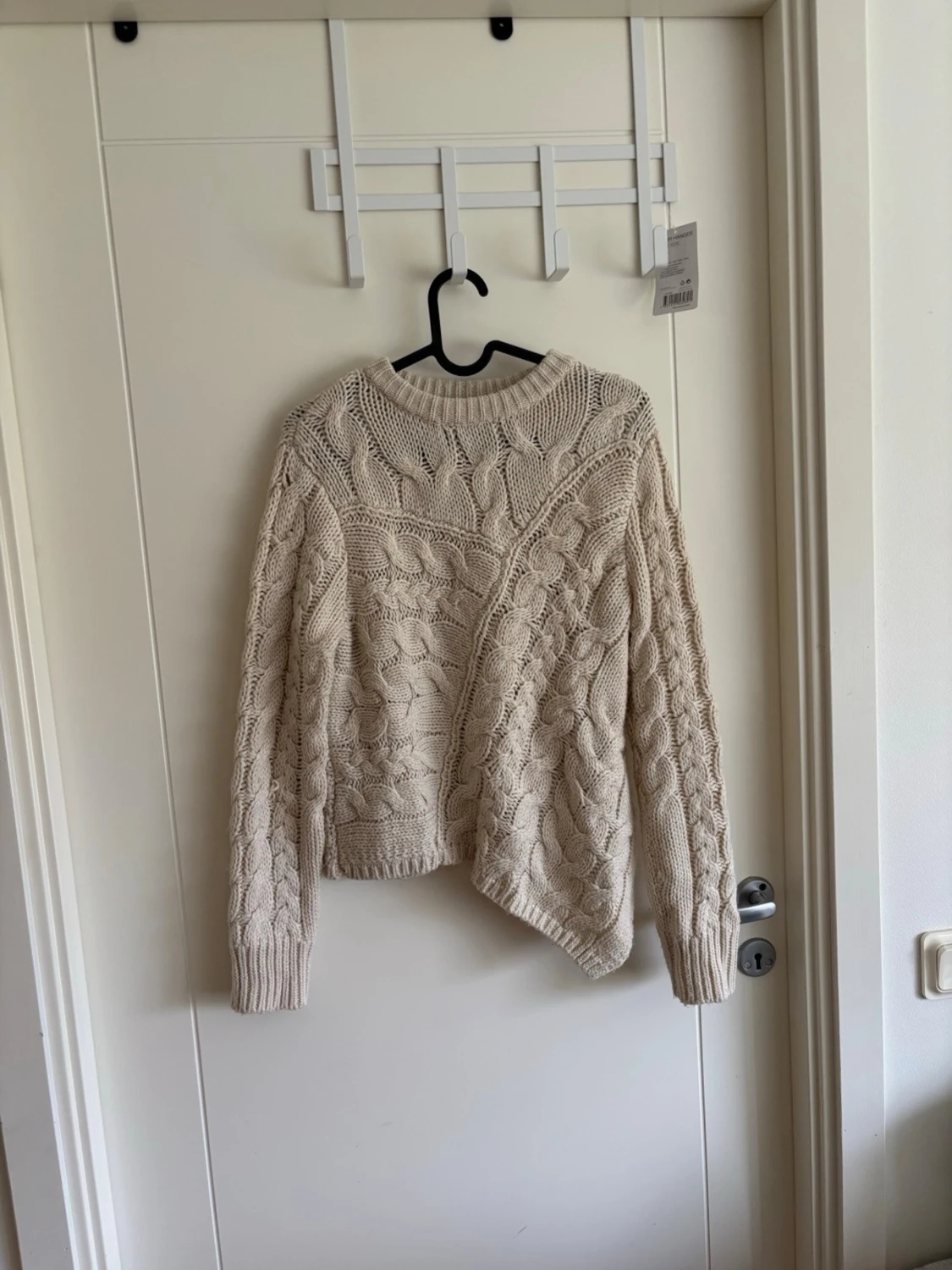 Beige kabelstickad tröja - 3