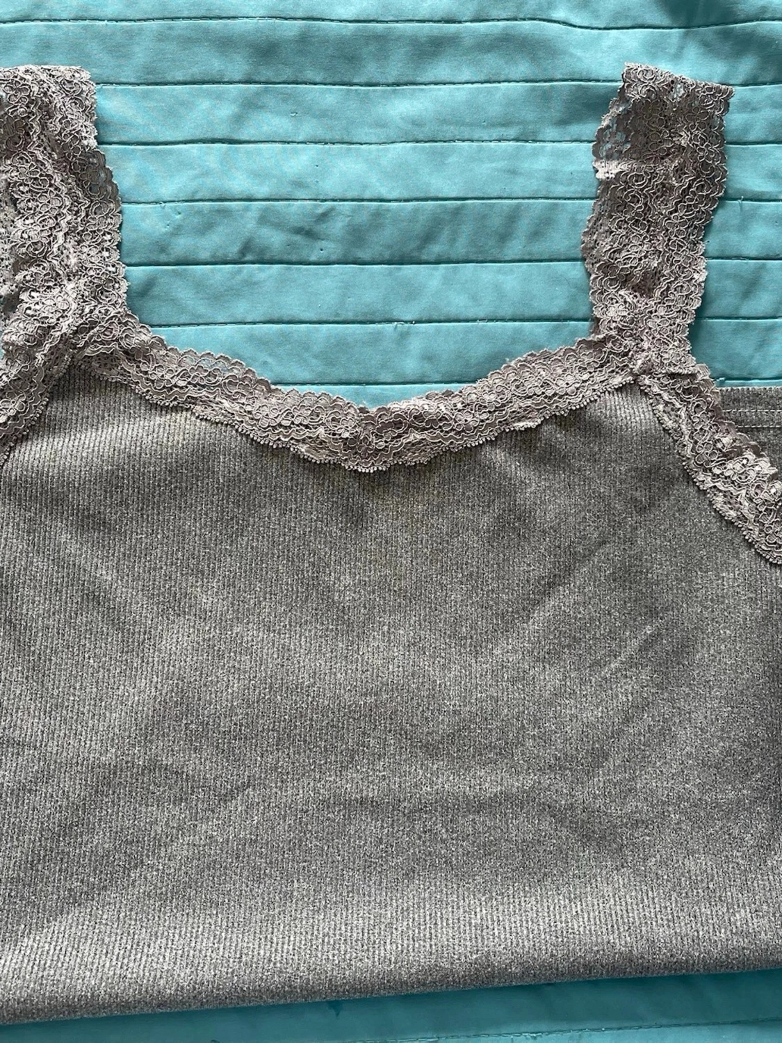 Grå ribbad linnetopp med spets - 1