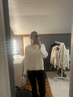 Vit tröja från vila - Klassisk vit tröja från Vila, märket Objekt, med rund halsringning och långa ärmar. Tröjan har en enkel och clean design i mjukt material som är skönt att bära.