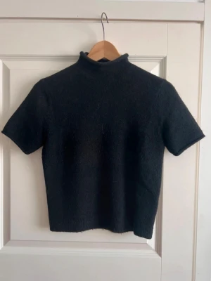 stickad - superfin och mjuk svart stickad tröja från Zara, knappt använd så väldigt bra skick