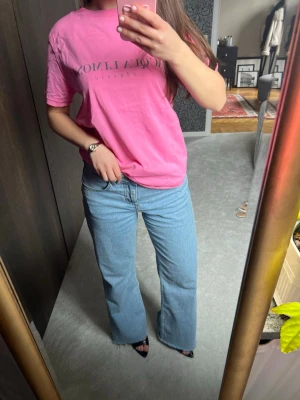 Rosa t-shirt från Acqua Limone - Säljer en snygg rosa t-shirt från Acqua Limone med deras klassiska logga på framsidan och en stor citronhalva på baksidan. Perfekt för en färgglad och avslappnad stil. 💖