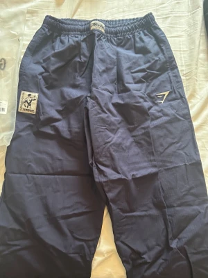 Gymshark pumper pants - Hittade ett par helt nya Gymshark pump cover pants i min garderob. I original förpackning. Storlek S. Aldrig använda, skulle skickas tillbaka men skedde aldrig. Färg: blå. 