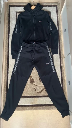  svart Mackenzie dräkt  -  svart Mackenzie dräkt storlek S inga hål inga skorpor. Allt är perfekt.