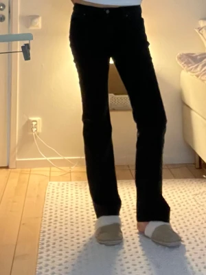 Levis jeans  - Säljer ett par svarta jeans med bootcut passform. Jeansen har låg midja midja. Storlek 29/34