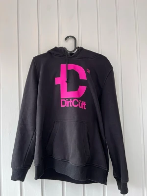 Dirtcuilt Hoodie  - Säljer nu denna snygga Dirt cuilt Hoodien med rosa text. Använts mycket men inget som syns. Är i storlek S/M. :)     