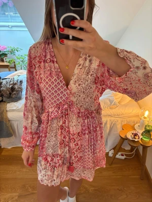 Rosa mönstrad klänning  - Insydd i midjan🌟