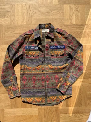 RLDS Aztec Jacket - Overshirt från Ralph Laurens discontinued sektion Denim&Supply. Jackan är från deras Aztec kollektion, mycket fint skick. Storlek XS men passar som S. Utgå från måtten:  Längd (ryggrad): 76 Bredd (över bröstet): 46 Armlängd: 62  Skriv vid frågor eller funderingar! /william