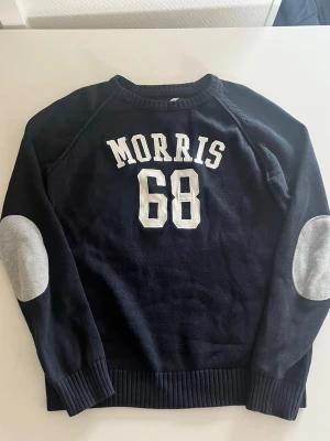 Morris sweatshirt svart tröja - Riktigt snygg Morris tröja i fint skick inga fel. storlek M kan ta mått vid behov. Endast 308 kr ej hugget i sten kom gärna med frågor och prisförslag har även mycket mer liknande i min profil alla storlekar kolla gärna stor rabatt vid köp av flera 😁✌️