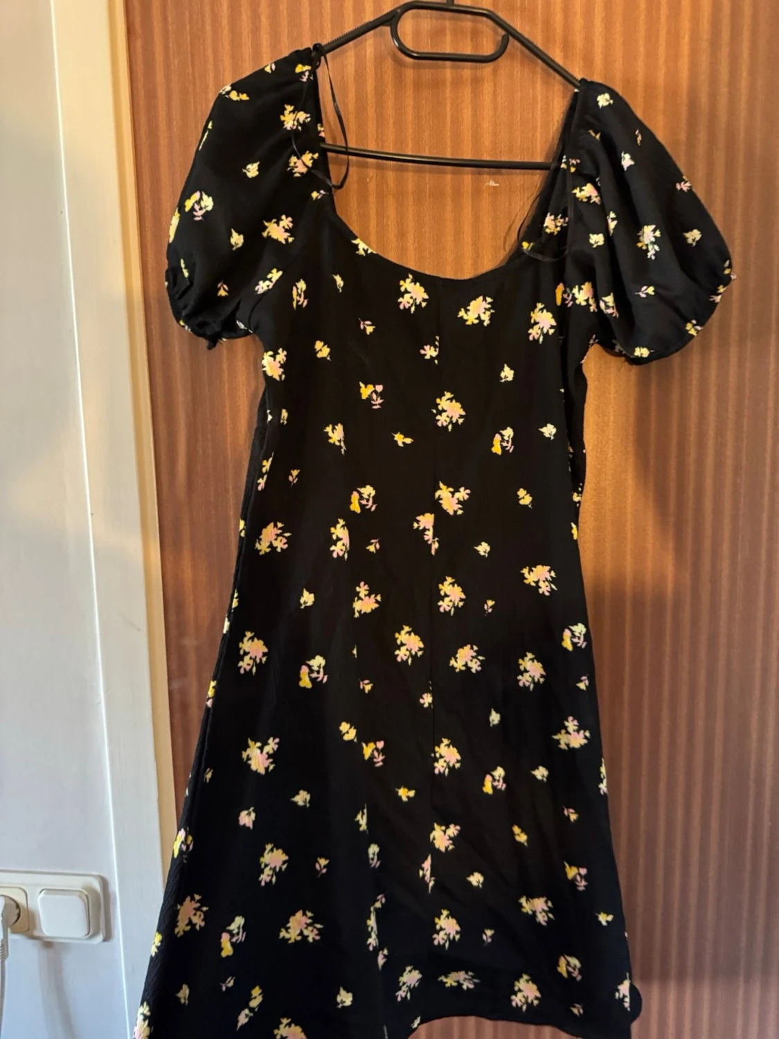 Svart blommig kortklänning med puffärm - 1