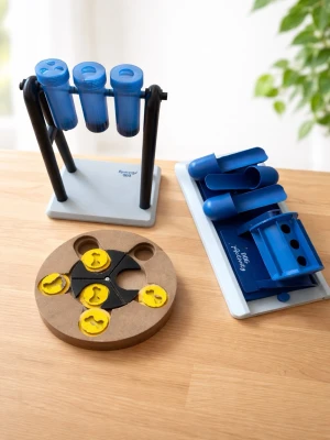 Hundpussel och aktivitetsleksaker - Säljer tre olika interaktiva hundpussel från Dog Activity. Inkluderar ett snurrpussel i trä med gula luckor, ett blått plastpussel med skjutbara delar och ett ställ med tre blå snurrande rör. Perfekt för att aktivera och stimulera din hunds hjärna.