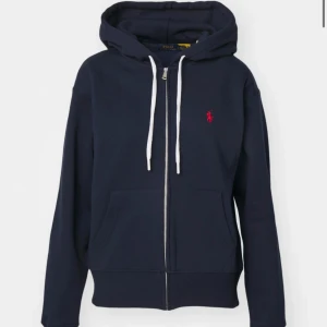 Ralph Lauren tröja - PRIS KAN DISKUTERAS! Säljer min jättefina Ralph Lauren tröja. Säljer pga att jag tyvärr inte får någon användning av den längre. Ursprungligt pris: 2300kr. Alltså 70% rabatt!! 