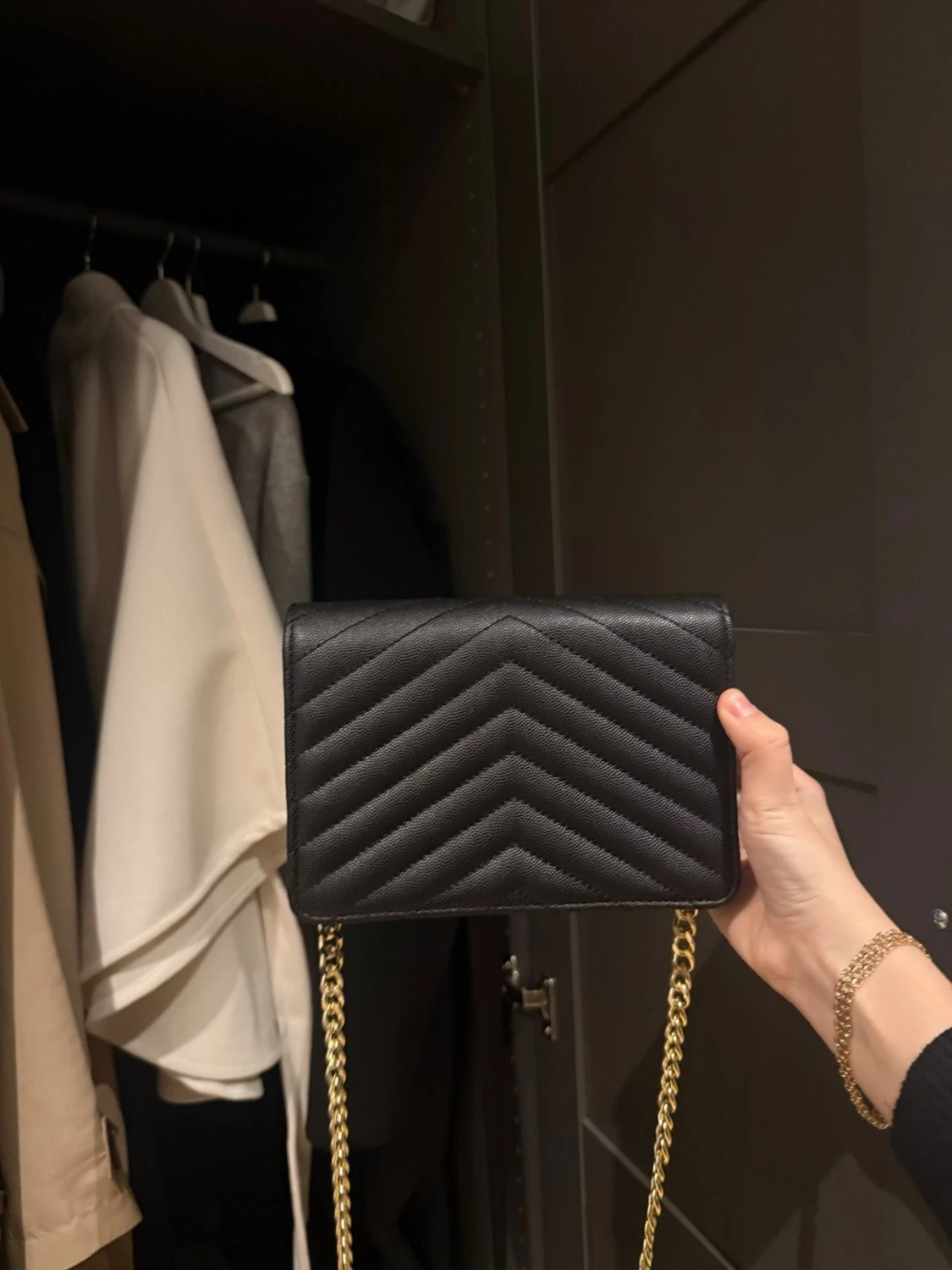 Svart handväska med kedja  - 1