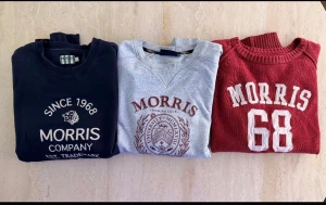 3 st Morris tröjor i olika färger - Ett paket med tre Morris-tröjor. En mörkblå tröja med texten ”SINCE 1968 MORRIS COMPANY EST. TRADEMARK G.B.” tryckt på framsidan. En ljusgrå tröja med texten ”MORRIS ROWING CLUB UNIVERSITY MCMXLVIII” och ett vapenliknande tryck på framsidan. Samt en röd tröja med texten ”MORRIS 68” tryckt på framsidan och svarta armbågslappar.  Den röda tröjan är storlek M. Resten är storlek L. Använt skick utan hål. Se bilder. Alla är 100% bomull. Pris kan diskuteras.  Om du vill köpa enskilt så kontakta mig. 