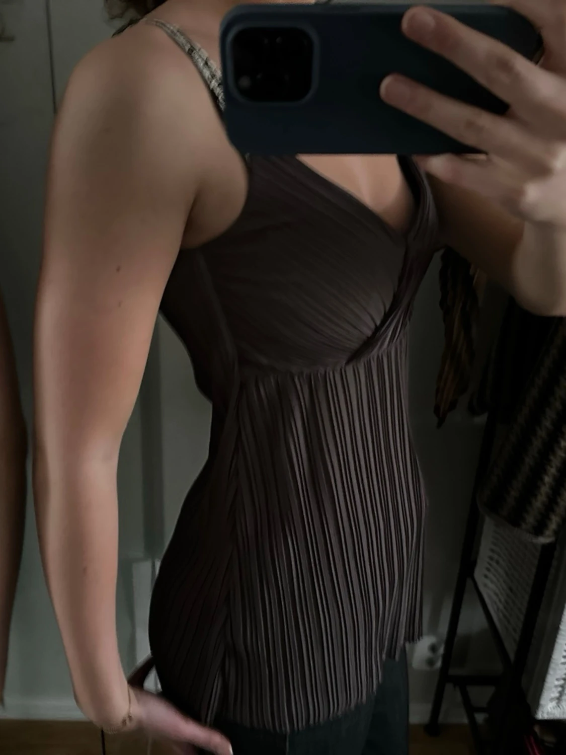 Brun omlott linnetopp med smala axelband - 1