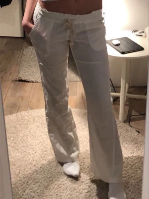 Roxy linnebyxor  - Roxy linnebyxor som är lågmidjade i storlek XS kan även passa S! Använt max 2 gånger.