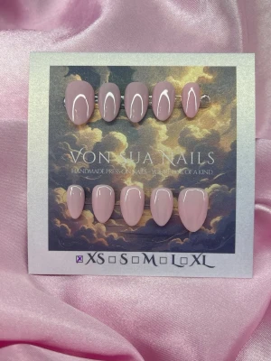 BabyPink (XS);Short Almond - Handgjorda press-on naglar i en snygg ljusrosa nyans. Naglarna har en glansig finish och en kort elegant mandelform. Perfekta för dig som vill ha en stilren och trendig look. XS: 14 mm, 11 mm, 11,5 mm, 10 mm, 8 mm ,och bekvämt att bära.