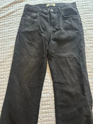 Woodbird Jeans - Woodbird Jeans i regular fit. Storlek 31/30. Säljes pga för små i midjan på mig. Haft ett tag men Aldrig använda. Mörk grå, mer åt det svarta hållet än grå. 
