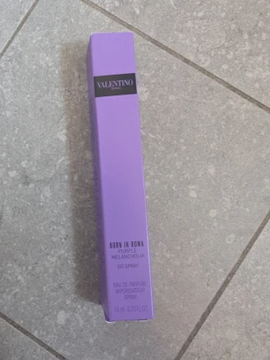 Valentino Born In Roma Purple Melancholia - Valentino Born In Roma Purple Melancholia Eau de Parfum. 10 ml, travelsize. Perfekt storlek för att ta med i väskan. Endast testsprayad ett fåtal ggr. 100 kr. 