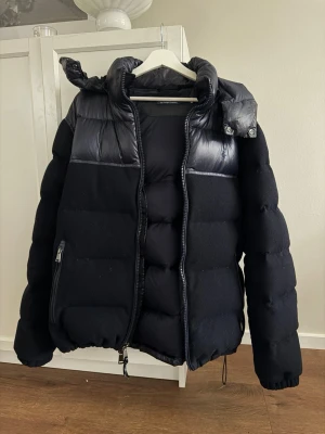 Ralph Lauren dunjacka - Säljer min ralph lauren dunjacka. Storlek XL men sitter mer som en L enligt mig, jag är 1,87 cm, 85 Kg.  Köpt vintern 24/25, använd varsamt, enda flawn är ett litet hål i fickan då jag fastande med dragkedjan!   Nypris ca 7000:-  