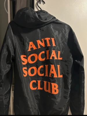 Windbreaker - Anti Social Social Club windbreaker i gott skick för mycket bra pris, skriv vid funderingar.