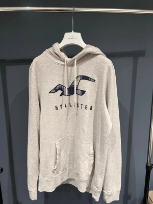 Hollister hoddie Storlek M - Säljer en grå Hollister hoddie|Storlek:M|Skick:8/10|Pris:549|Frakt:24h efter köp| vid frågor och funderingar är de bara att höra av sig ‼️