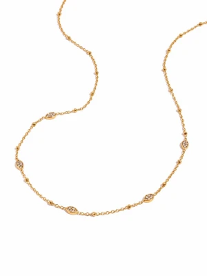 Guldpläterat halsband - Ett vackert och stilrent halsband tillverkat av rostfritt stål, pläterat med 18K guld. Halsbandet är vattentåligt och allergivänligt – perfekt för daglig användning.  De glittrande strass-stenarna (rhinestones) ger ett mjukt och feminint uttryck som passar både vardag och fest.  💛 Rostfritt stål 💛 18K guldplätering 💛 Vattentåligt & allergivänligt 💛 Strass / rhinestones