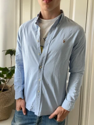 Ralph lauren skjorta  - Ralph lauren skjorta, Inga defekter! Modellen i bilderna är 180 cm 75 kg och bär Storlek M slim fit , Kom med frågor! 🌟 (Kan gå ned i pris vid köp av paket 😉) 