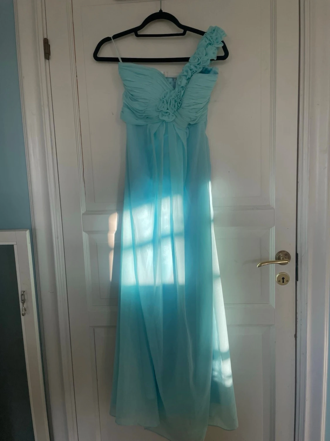 Ljusblå balklänning med oneshoulder - 1