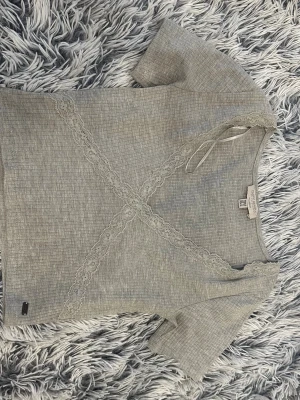 Pull and bear t shirt v ringad med spets - Pull and bear grå t shirt med v ringning och spets. Oanvänd ( står storlek m men passar nog s då den är lite liten i storlek )