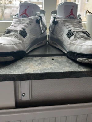 Jordan 4 cement - Säljer mina jordans 4 för att inte använder dom längre och har använt dom lite men är fortfarande i bra skick och tvättar dom innan jag skickar.