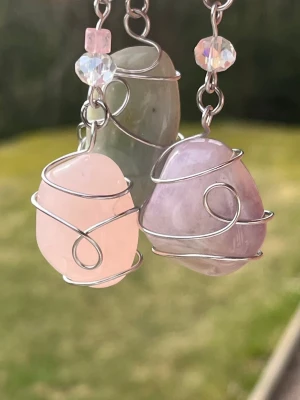 Nyckelringar - Vackra nyckelringar av kristaller, glaspärlor och rostfritt stål. Finns Rosenkvarts🌸Ametist🪻Adeventurin🌳Skriv innan köp,65kr st