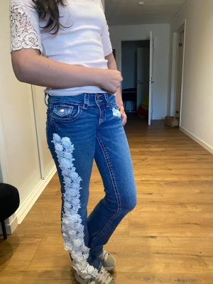 Handgjorda lacejeans - Jätte fina trendiga lace jeans, helt handgjorda med tydliga broderade designer! Ursnygga. Jeansen från grund är från ginatricot i storlek 146 men passar mig som har xs!