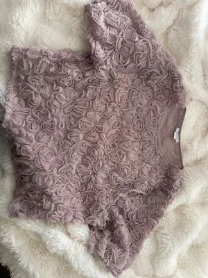 Ljuslila volangblus från new yorker - Supersöt ljuslila blus från Amisu med korta ärmar och massor av volangdetaljer över hela toppen. Storlek M, nyskick🩷lite genomskinlig 