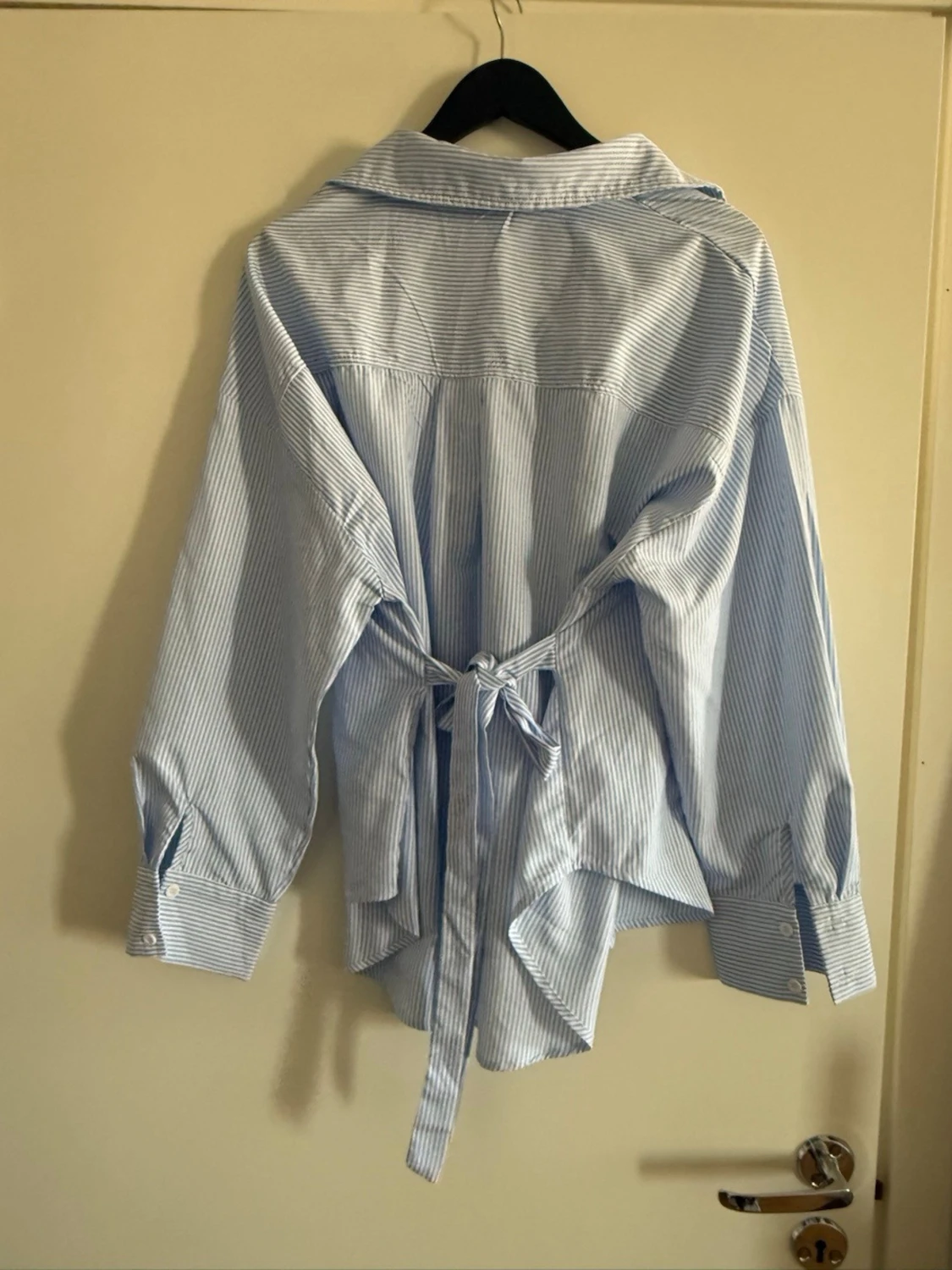 Blåvit randig skjorta med knytband - 1