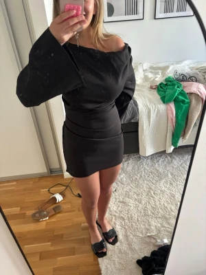 Klänning  - Säljer denna helt oanvända klänningen. Prefekt till fest! Hör av dig vid frågor💓